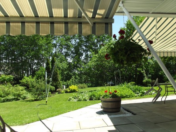 Terrasse extérieur et jardin d’un de nos studios de l'auberge à St-Donat dans Lanaudière